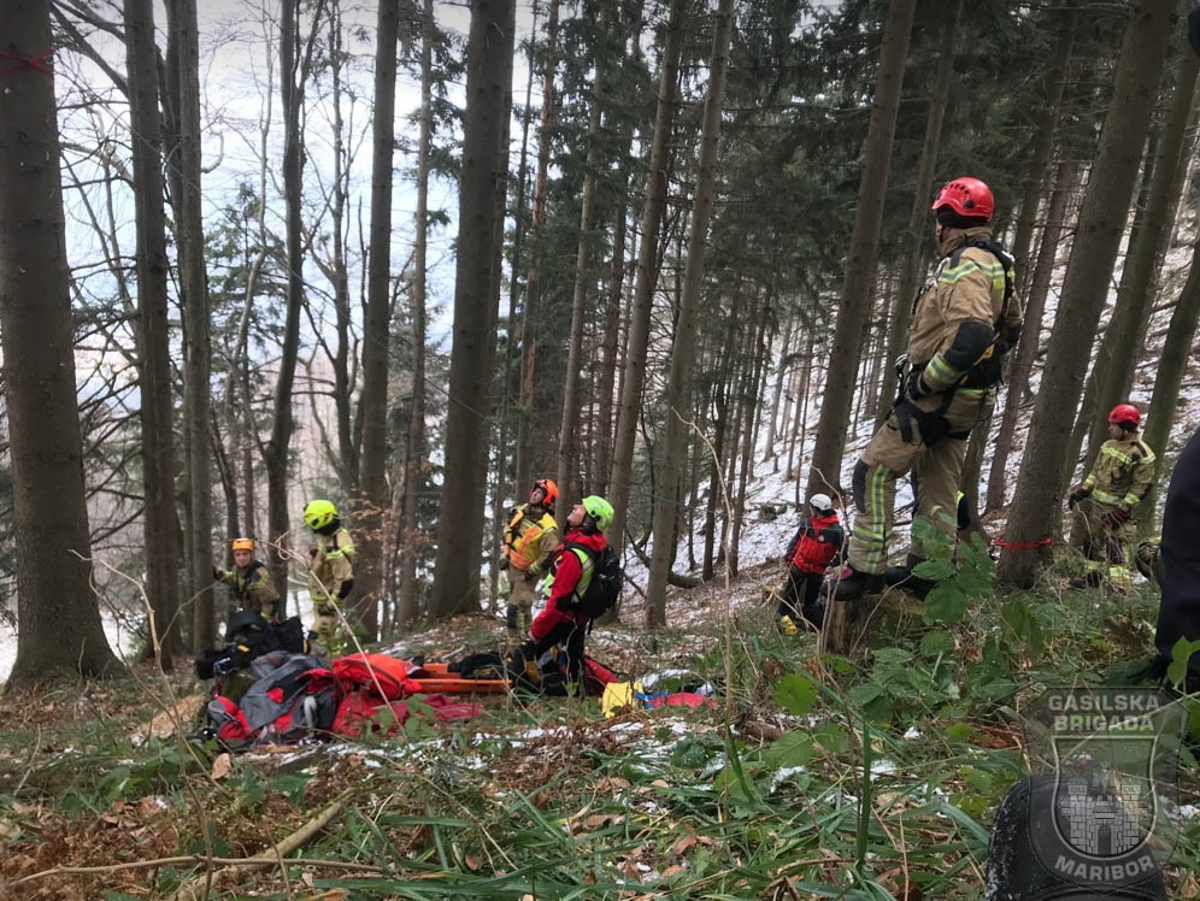 Vsak padalec ima svoje drevo: Tako je potekalo nedeljsko reševanje na Mariborskem Pohorju