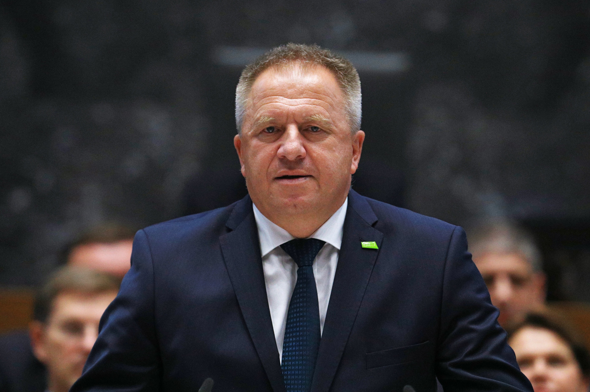 Minister Počivalšek: Po nove delavce med brezposelne, tujce in upokojence!