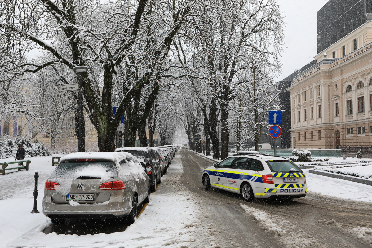 (FOTO) Zjutraj številne nesreče zaradi snega, sledi nekaj dni premora od novih padavin