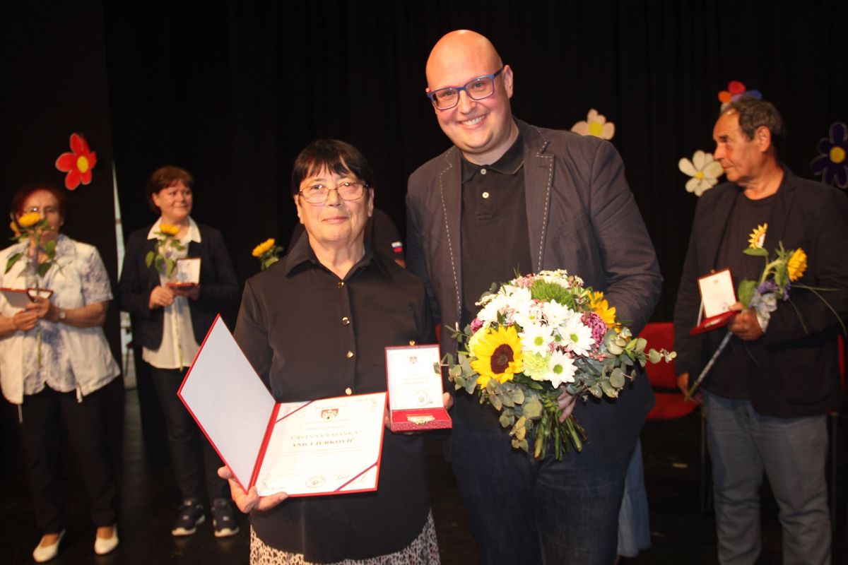 V Limbušu in Pekrah so praznovali, Anica Jurkovič postala častna krajanka Peker