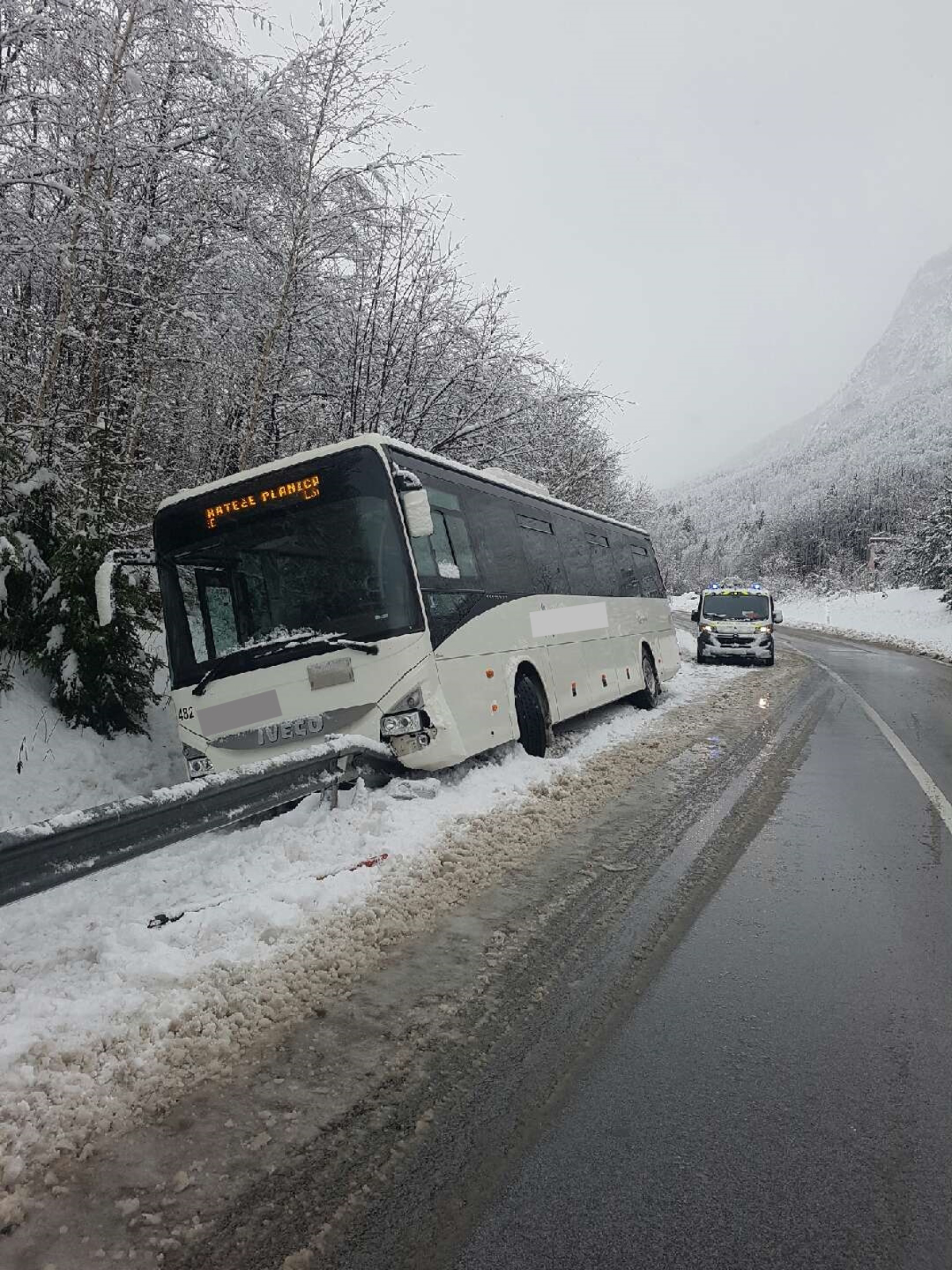 (FOTO) Avtobus je zdrsnil s ceste, ki bo krajši čas zaprta