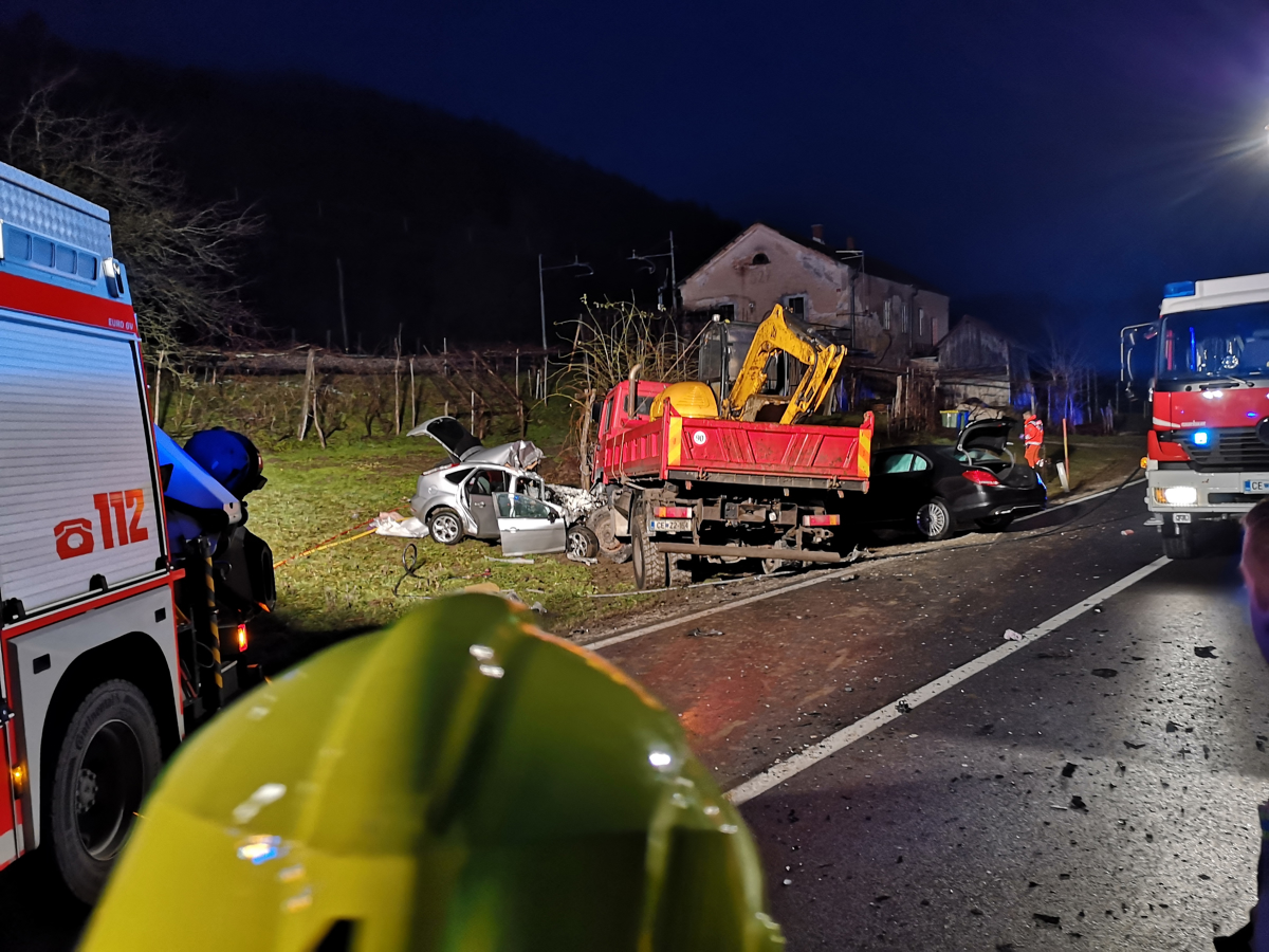(FOTO) V hudi prometni nesreči na glavni cesti Celje-Laško umrla ena oseba