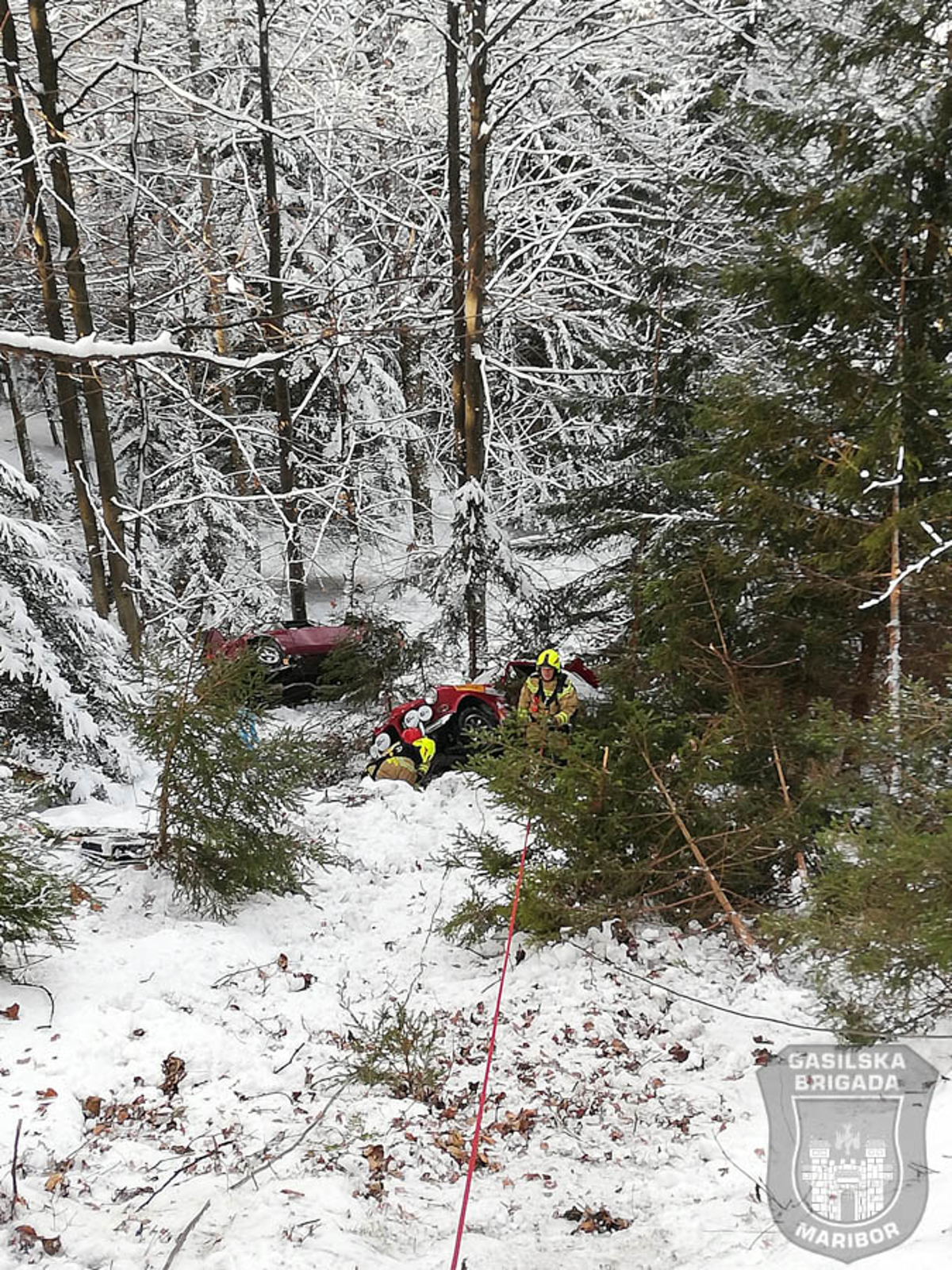 (FOTO) Lovrenc na Pohorju: S starodobnikoma v globel, pomagal tudi helikopter