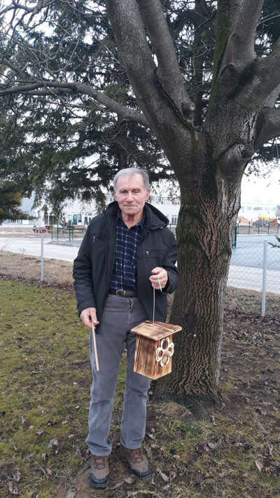 Izumil uničevalca plevela, ptičjo krmilnico, zdaj snuje zračne čevlje ...