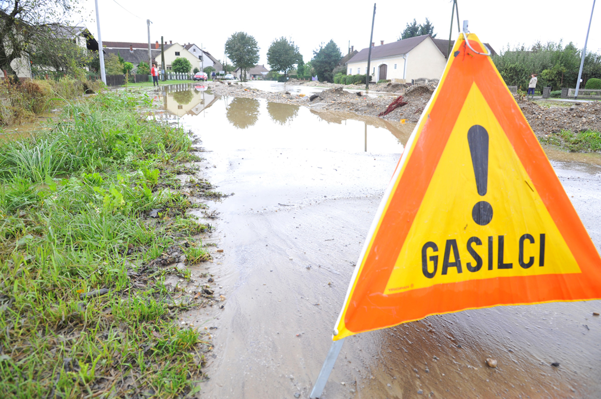 (FOTO in VIDEO) Minister Leben je obiskal poplavljene Novokračine in ponudil pomoč