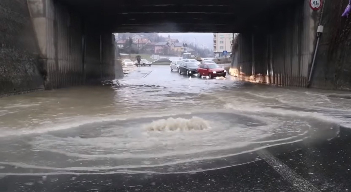 (VIDEO) BiH zaradi obilnih padavin in taljenja snega v primežu poplav