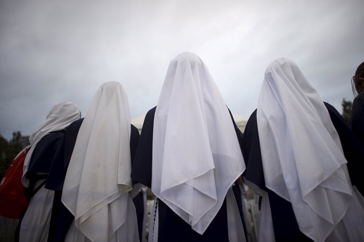 Papež priznal, da duhovniki zlorabljajo nune, te naj bi morale celo splaviti njihove otroke