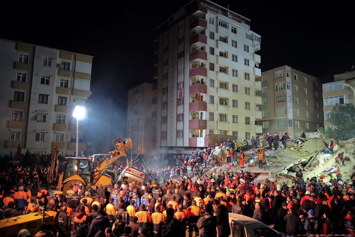 (FOTO) Pod zrušeno večnadstropno stavbo v Istanbulu mrtvi in ranjeni