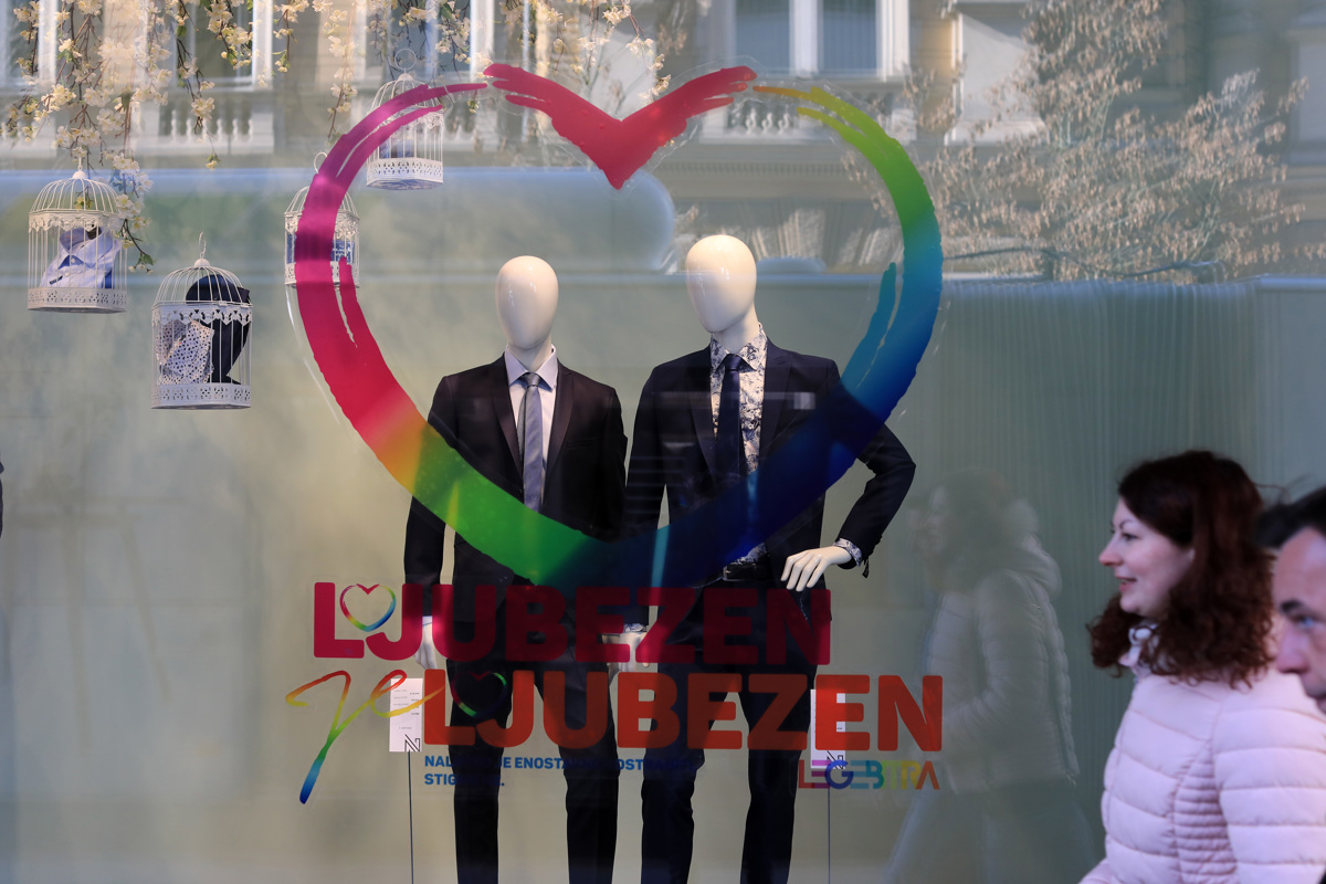 Na valentinovo mavrične ljubezni v izložbah ljubljanskih trgovin