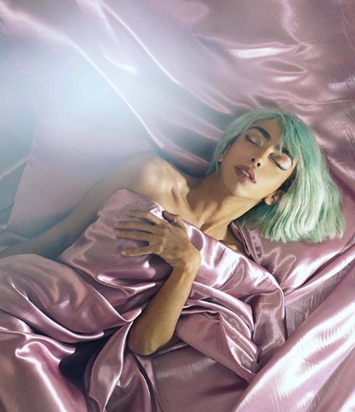 (FOTO in VIDEO) Glavni evrovizijski favorit tarča homofobov in rasistov