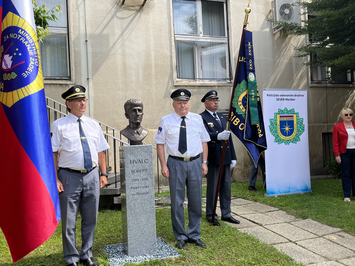 (FOTO) Prvi padli miličnik v osamosvojitveni vojni dobil svoj kip v Mariboru
