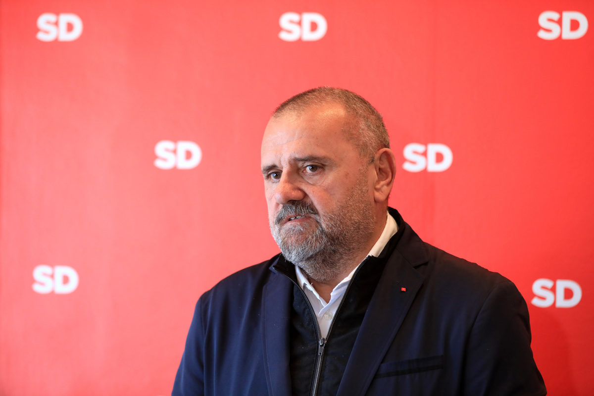 Poznič v navzkrižju interesov? Pravniki naj bi že pripravljali mnenje