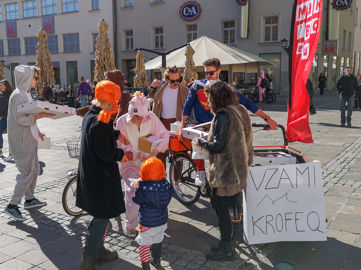 (VIDEO) Mariborski študenti po mestu delili krofe in zbirali donacije za Marka