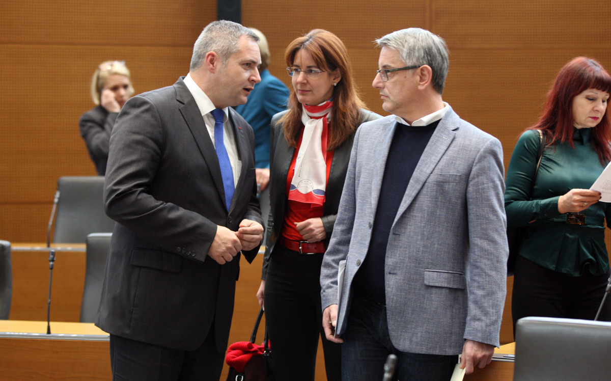 Po jutranji drami: Koalicija parafirala sporazum z Levico, rebalans sprejet s 54 glasovi