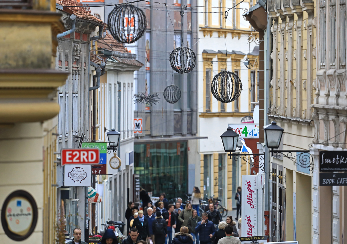 Mestni inšpektor: Novoletni okraski sredi marca