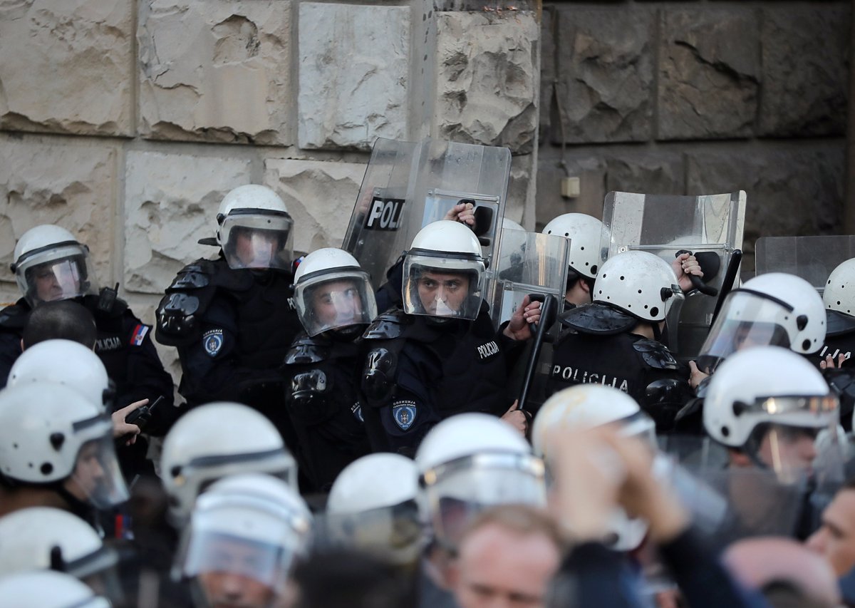 (FOTO in VIDEO) Vučić vendarle zapustil predsedniško palačo