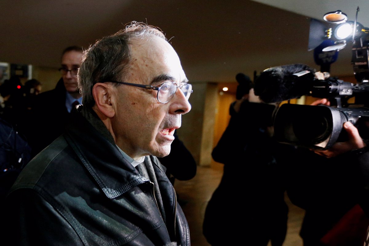 Papež ni sprejel odstopa pogojno obsojenega kardinala Barbarina