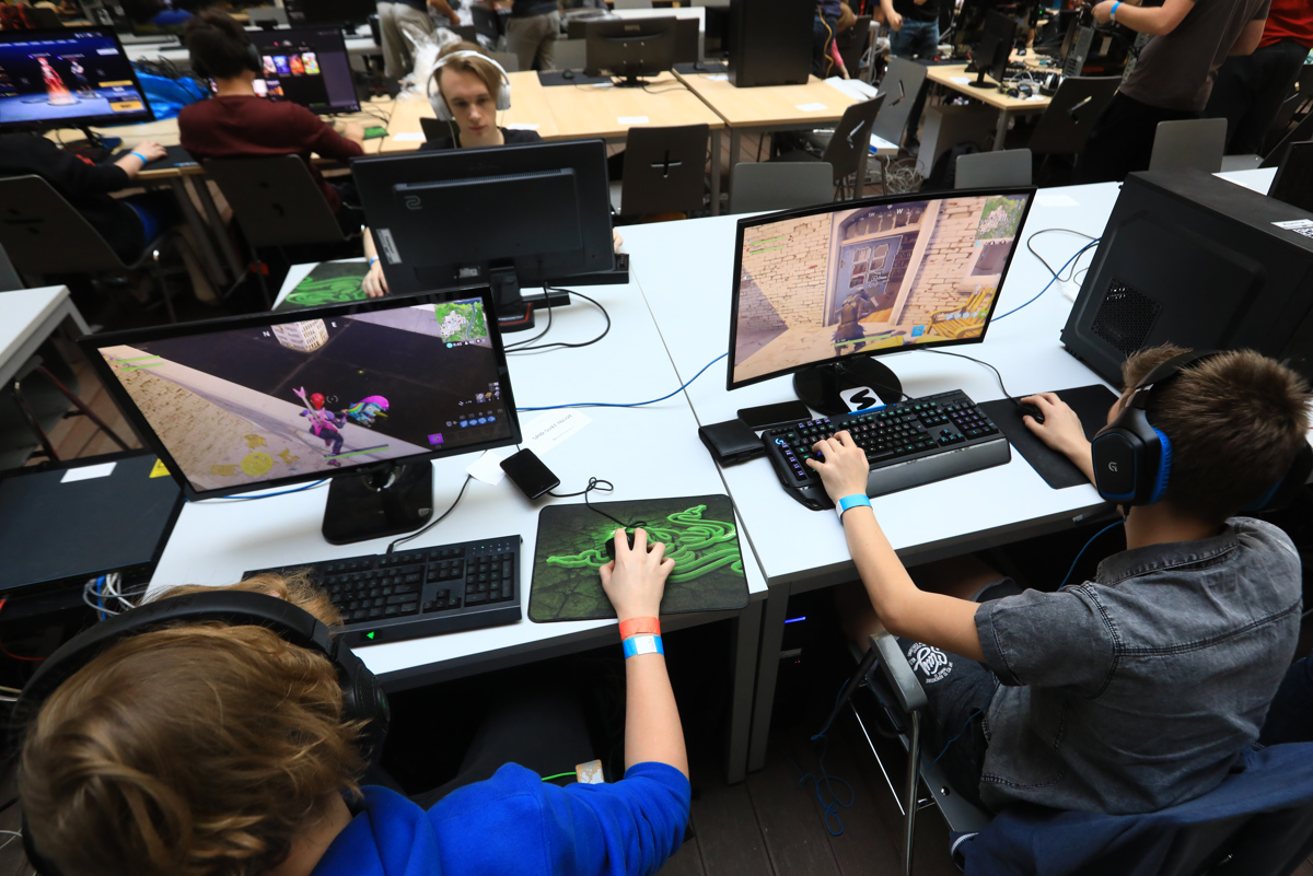 Toliko so bili internet in družbene mreže v uporabi lansko leto