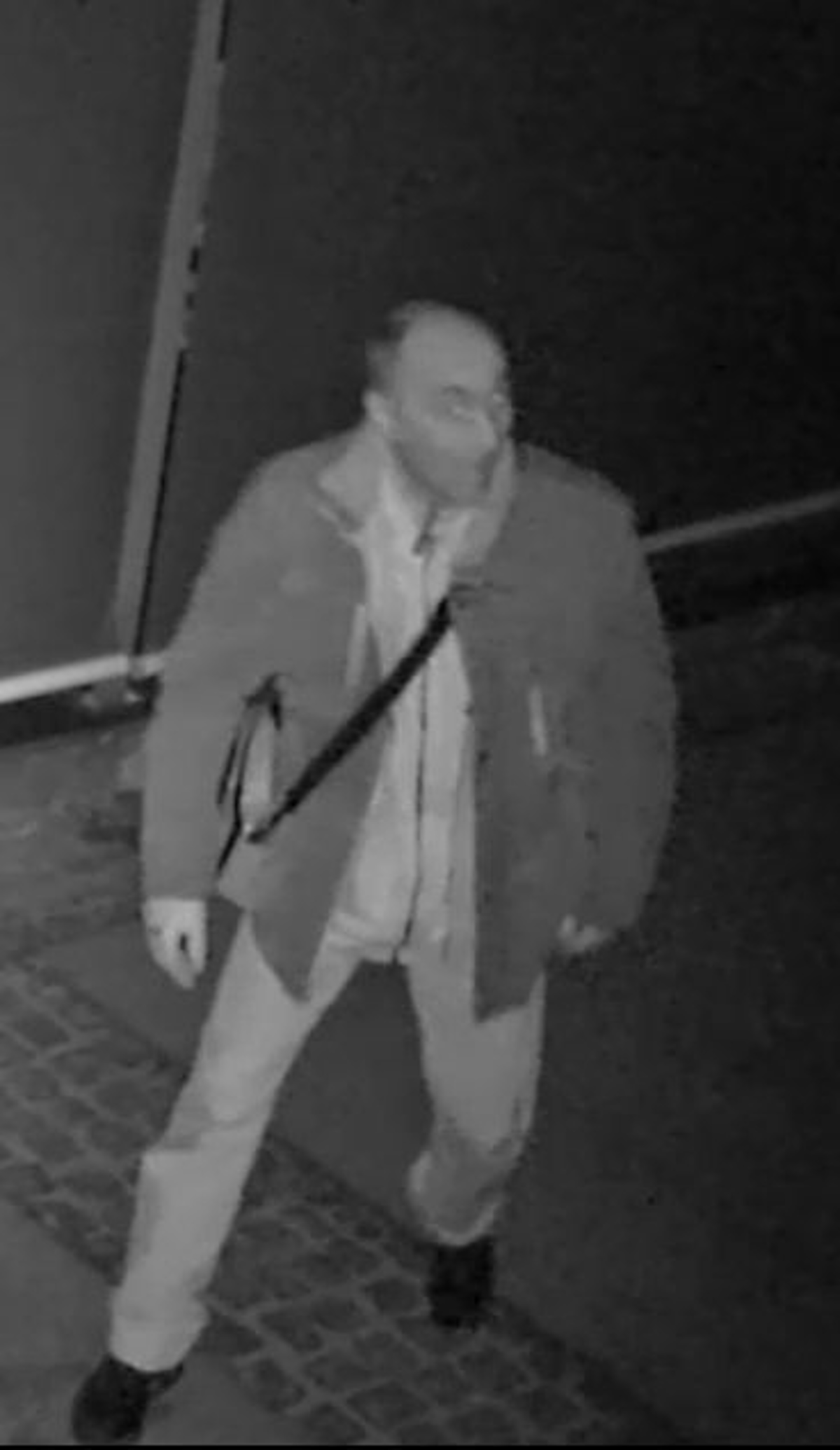 (FOTO) Policija išče moškega, ki naj bi vlomil v več gostinskih lokalov