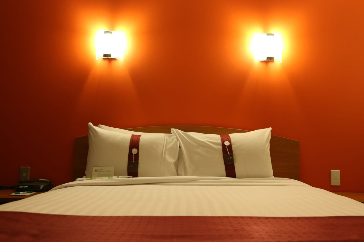 V hotelskih sobah snemali goste in posnetke predvajali v živo na internetu