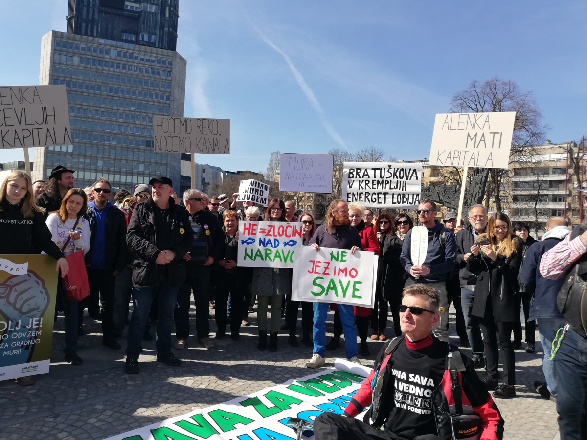 (FOTO IN VIDEO) Štrajk za Muro: Protestniki v prestolnico nesli mulj
