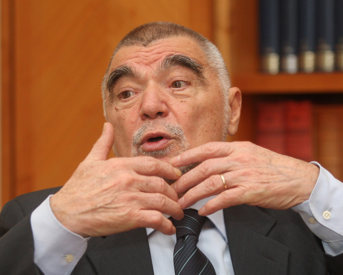 Stipe Mesić: Nagovarjajo me, da spet kandidiram za predsednika. Ampak: ali sploh sme?