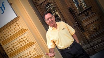 Kdo je ameriški odvetnik, ki uči mariborske študente prava