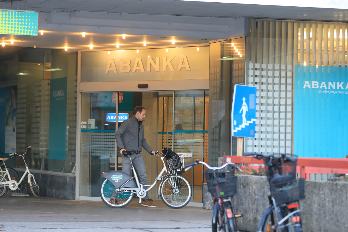 Danes pade zastavica: Kdo bo dal najboljšo ponudbo za Abanko