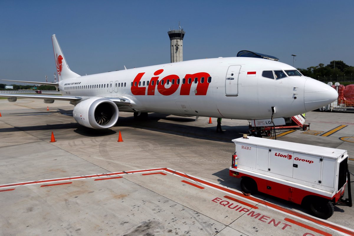 Pilota boeinga Lion Air panično iskala pomoč v priročniku, medtem ko je letalo padalo