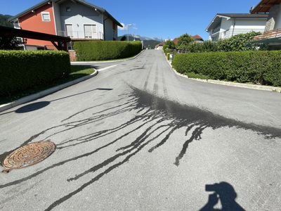 (FOTO) Onesnaževanje na Prevaljah: Še naprej iz smetarskih vozil iztekajo biološki odpadki