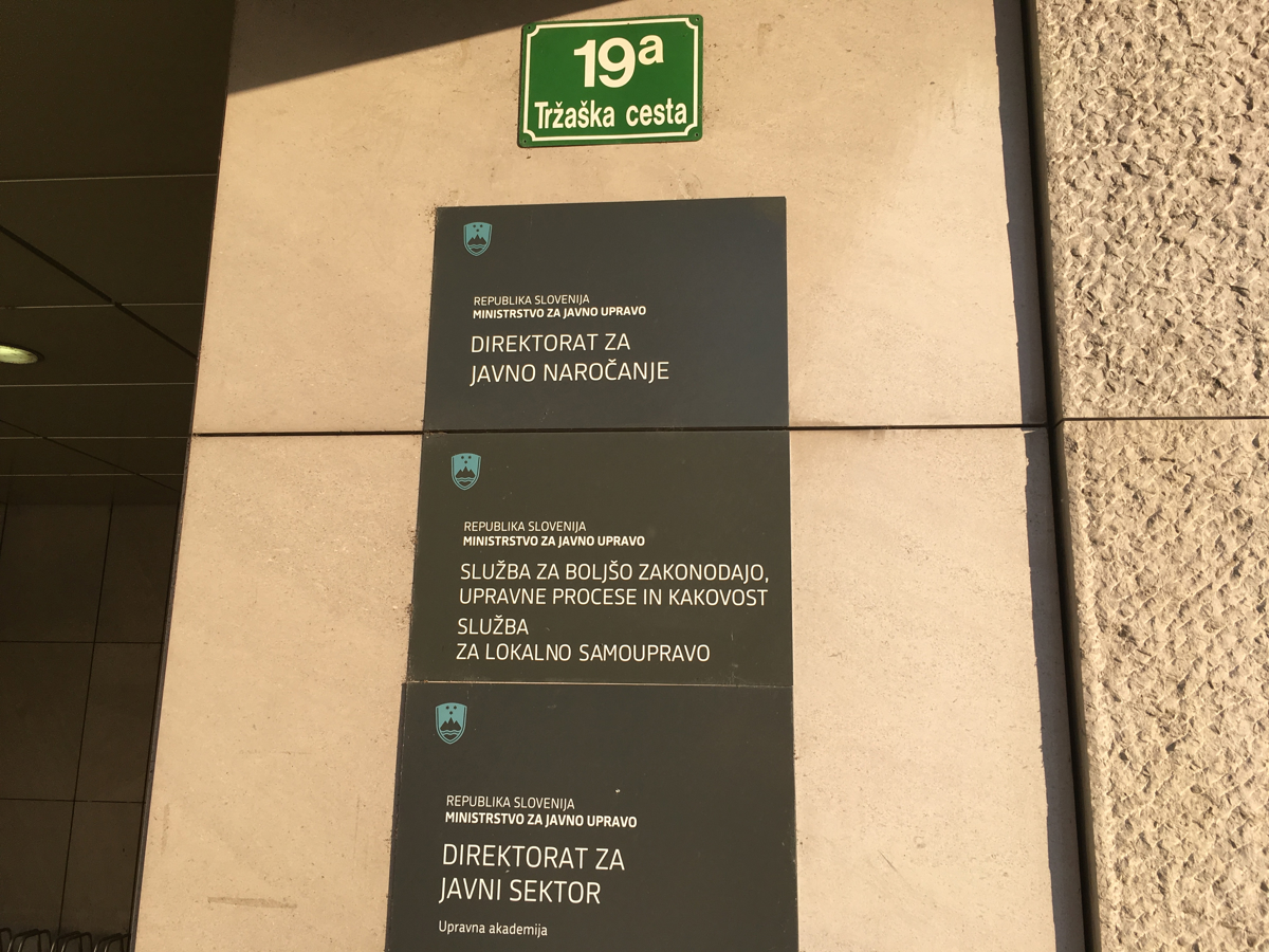 Ministrstvo za javno upravo: Analizo za insourcing so outsourcali