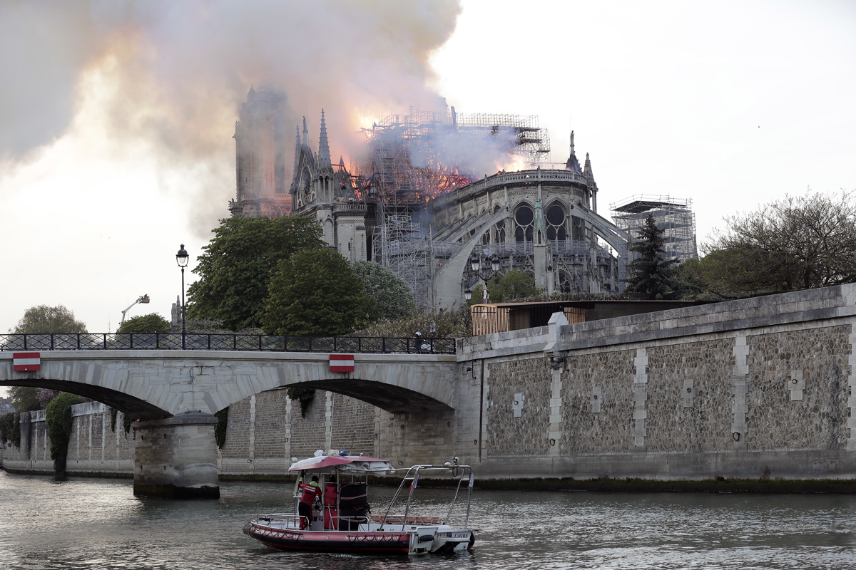 (FOTO in VIDEO) Kot kaže, bo moški, ki je lani umrl, ključen pri rešitvi katedrale Notre Dame