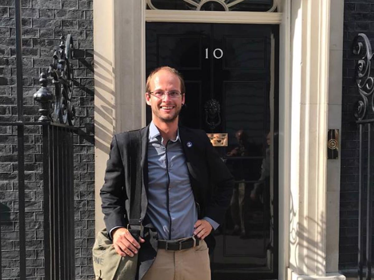 Britanski potapljač, ki je rešil tajske nogometaše, ostal ujet v jami