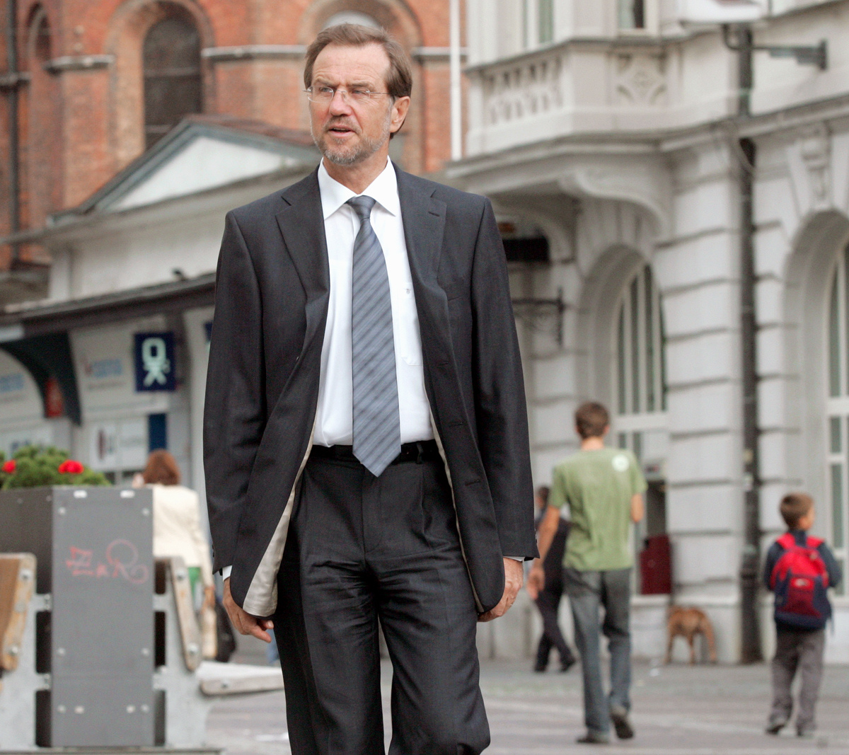 (VIDEO) Slovenski evroposlanec se je poslovil z Odo radosti in dobil ta odgovor ...