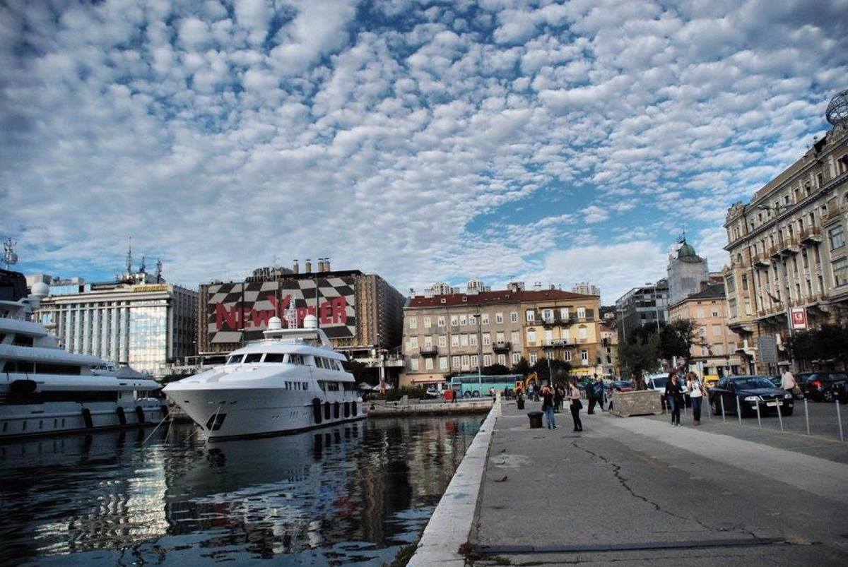 Pri Reki popoldan zgorel turistični avtobus
