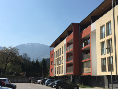 Razkuževalniki rok v blokih: Ne gre čez noč, najprej se zberejo ponudbe