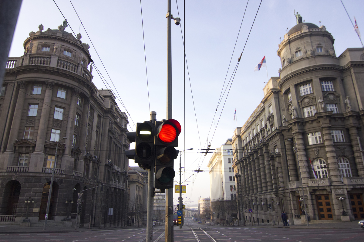 Pred poslopjem srbske vlade moški grozil z bombama