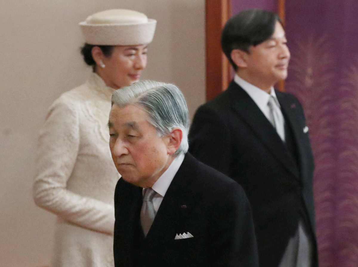 Japonski cesar Akihito tudi uradno zapustil položaj, ki ga bo prevzel sin Naruhito