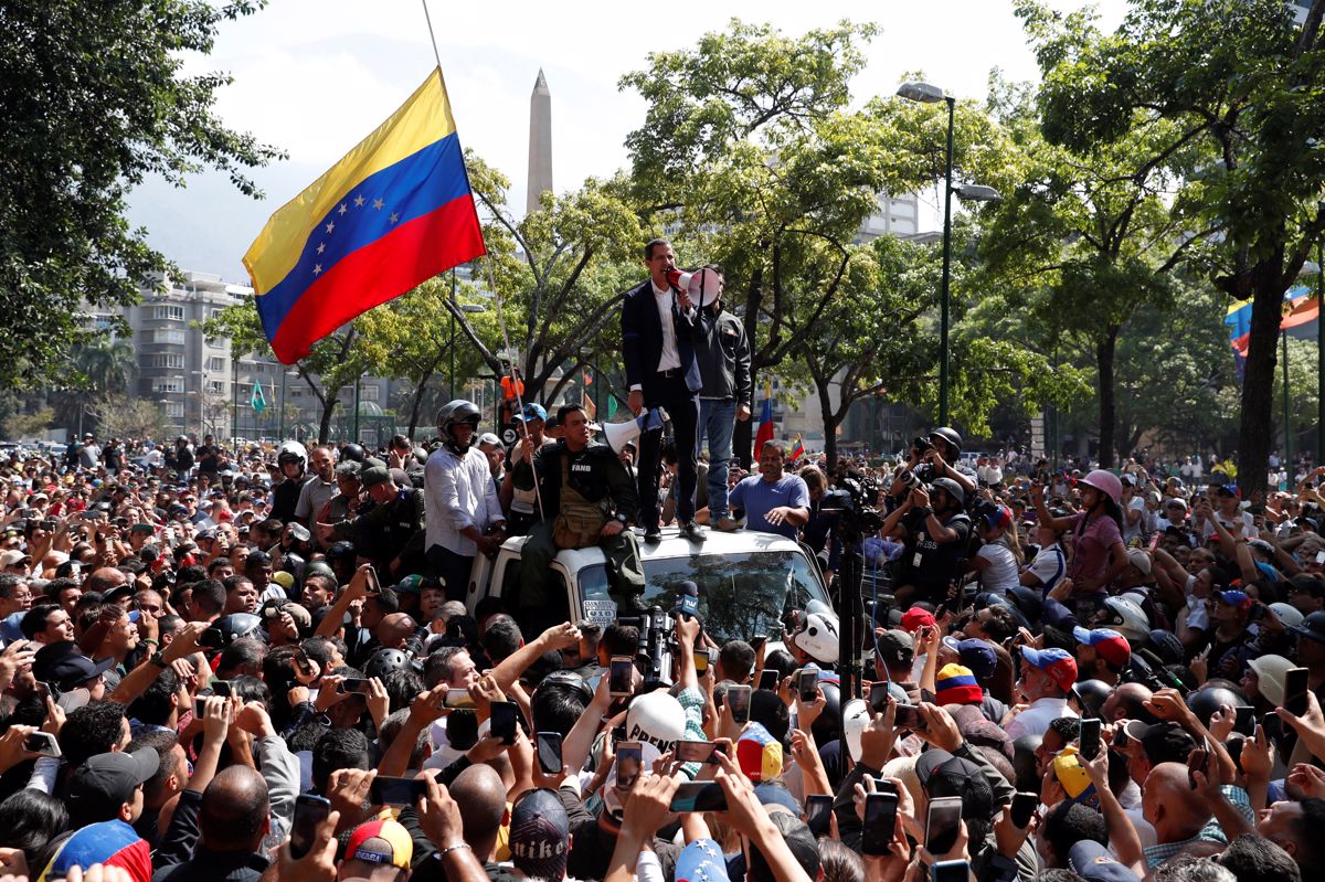 (FOTO) Venezuela: Samooklicani predsednik Juan Guaido razglasil operacijo Svoboda in "konec uzurpacije", za Madurovo stran je vse "nepomemben poskus udara"