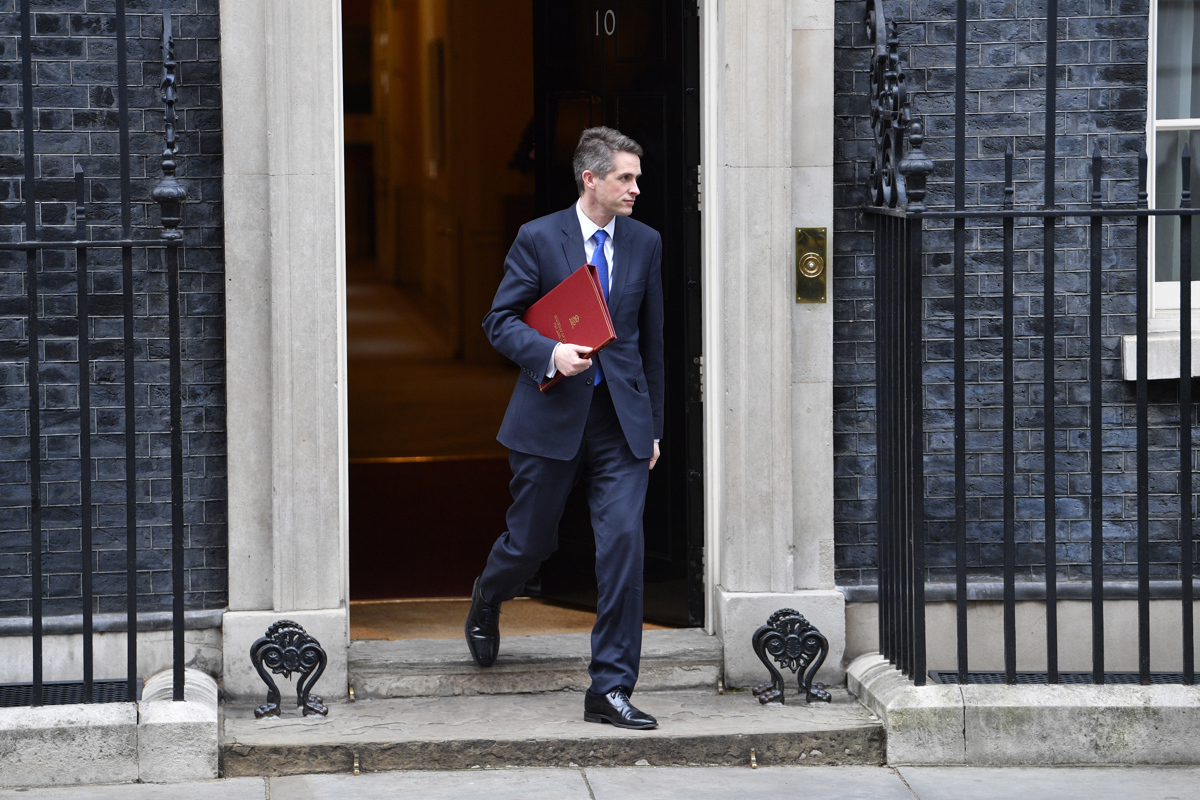 Britanska premierka odstavila obrambnega ministra