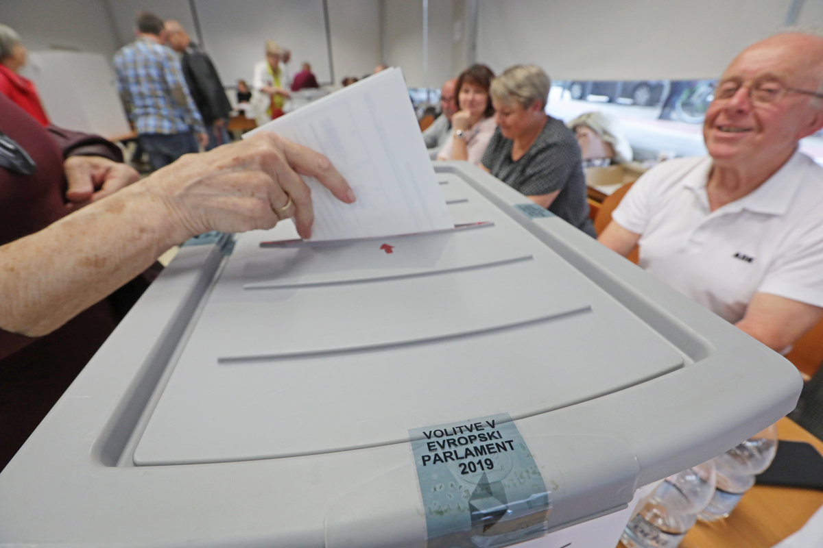 (TRI RAZISKAVE) Vsaka raziskava javnega mnenja ima svoje rezultate, a zmagovalec ni vprašljiv, pri ostalih pa ...