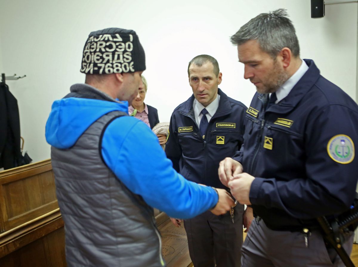Organiziral orgije in zlorabljal duševno bolnega znanca