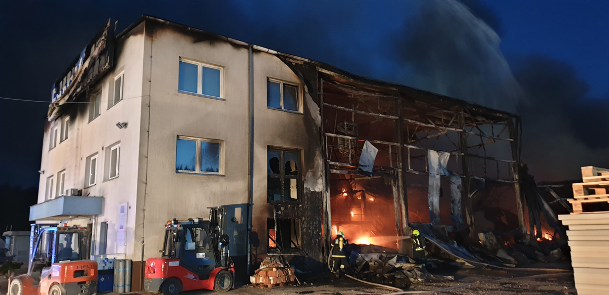 (FOTO in VIDEO) Obsežen požar v podjetju Fragmat, na terenu več kot sto gasilcev