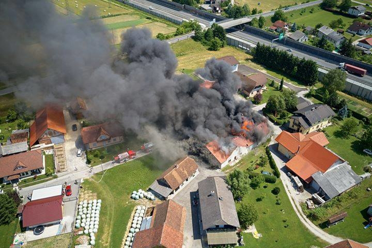 (FOTO) Pri Celju je zagorela delavnica, požar se je razširil še na gostinski lokal in stanovanjske prostore