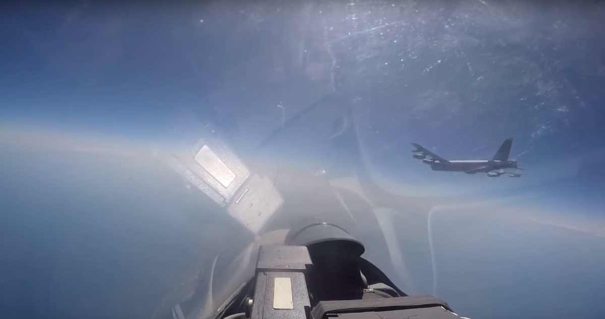 (VIDEO) Ruska letala ob meji z Rusijo prestregla ameriške bombnike