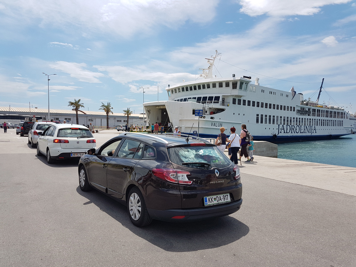 Na Hvaru trajekt Jadrolinije trčil v obalo, dva poškodovana