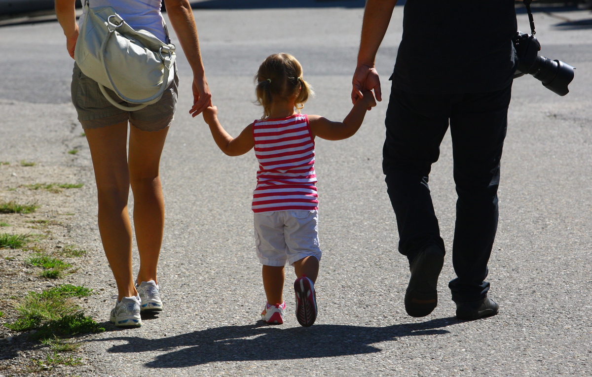 Do otroka v tujini: Popravili bi "manjše pomanjkljivosti"