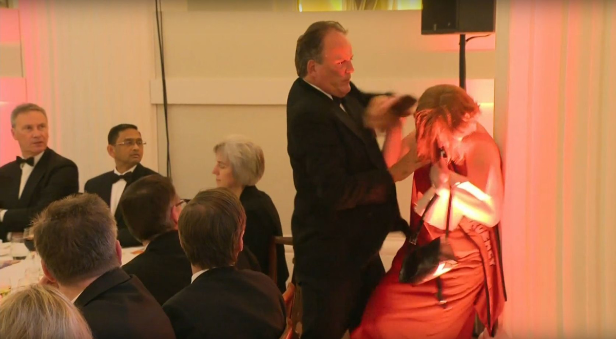 (VIDEO) Britanski poslanec kot varnostnik napadel aktivistko in jo zvlekel iz prostora