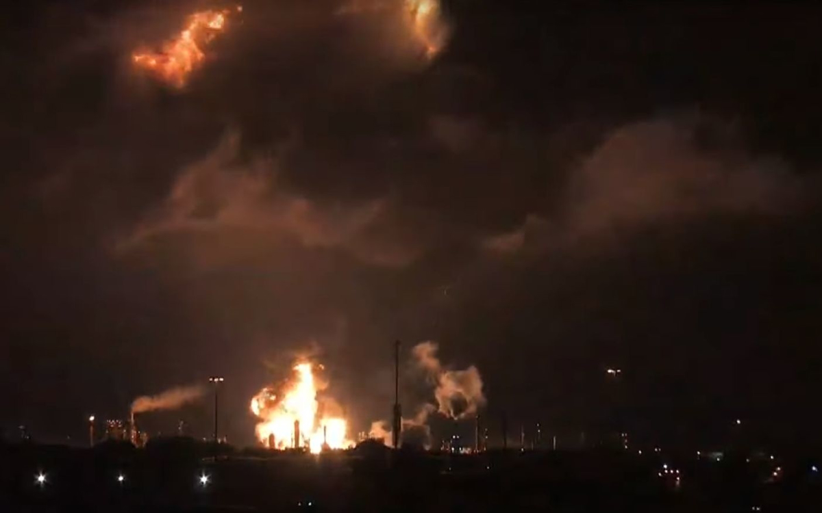 (VIDEO) Po močnih eksplozijah v naftni rafineriji še zagorelo