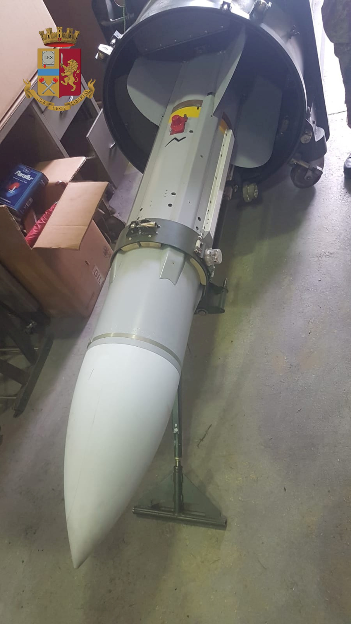 (FOTO) Policija pri skrajnih desničarjih zasegla raketo in še ogromno orožja